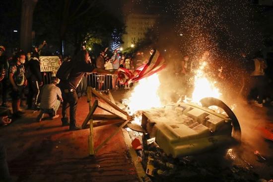 当地时间31日晚，千名抗议者在白宫附近放火。